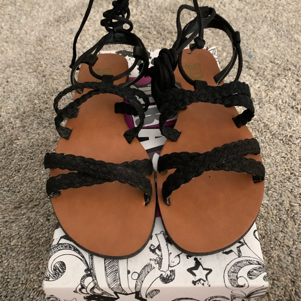 Trash Tie up to the legs sandals
